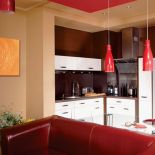 Jak urządzić salon z aneksem kuchennym?