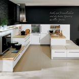 Idealny przykład, jak na niewielkiej przestrzeni można zagospodarować wygodną kuchnię i funkcjonalny salon. Fot. Archiwa firm