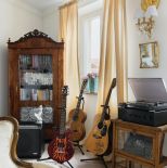 salon urządzony antykami