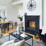 jak urządzić salon z kominkiem i telewizorem