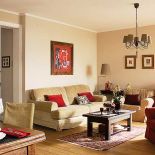 Salonowi charakteru dodają czerwone dodatki.