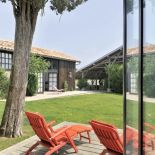 Sara pozwoliła sobie na ekstrawagancję: leżaki na tarasie pomalowała na czerwono.