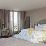 Satynowa, ręcznie zdobiona. Poduszka (50 x 75 cm lub 65 x 65 cm) kosztuje 210 zł, poszwa (200 x