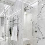 Sauna i prysznic w jednym. Elegancji dodaje biały marmur, perłowa mozaika, lustra i podświetlany sufit.