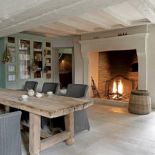 Schodami w dół i jesteśmy w kuchni. Jej ozdobą jest wielki piec i masywny stół z cedrowych belek.