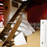 Schody i kominek. Poddasze zamku w Staniszowie