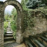 Schody prowadzą do kolejnych części ogrodu.