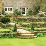 Schody prowadzące do ogrodu. Angielski trawnik i polska łąka