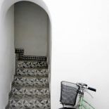 Schody w całym domu są wąskie i bardzo wysokie.