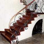 Schody z patynowanej dębiny, na podłodze angielski olejowany parkiet (deski 17 x 290 cm). PRACOWNIA STOLARSKA KUBICZEK