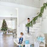 Schody zrobione na zamówienie przez Antoniego Jaszczuka ozdobione są świerkowymi gałązkami, szyszkami i bombkami.