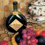 Ściana i kuchenny blat wyłożone stylową mozaiką.