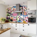 Ściana nad blatem ozdobiona jest tapetą wykonaną z plakatu Fernanda Volken Togniego.