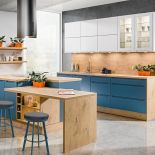 Aby kuchnia wyglądała zjawiskowo warto sięgnąć po sprawdzone sposoby dekoracji ściany nad blatem.