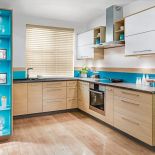 Aby kuchnia wyglądała zjawiskowo warto sięgnąć po sprawdzone sposoby dekoracji ściany nad blatem.