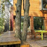 Ściana obłożona tarniną, po której spływa solanka.