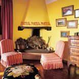 Ściana ozdobiona freskiem. Jesienna jarzębina