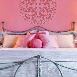 Ściana pomalowana farbą Coral Essence 2007-40. Cena za litr - ok. 49 zł. BENJAMIN MOORE