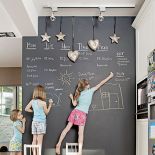 Ściana pomalowana tablicówą pozwala dzieciom malować po ścianie, a rodzicom zapisywać informacje