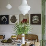 galeria obrazów w ścianie za stołem w jadalni