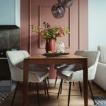 sztukateria jako dekoracja ściany w jadalni