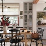 witryna na ścianie w jadalni