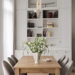 półki na pustej ścianie w jadalni