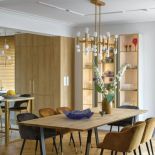 witryna na ścianie w jadalni