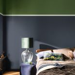 Ściana w sypialni w dwóch kolorach: zielonym i granatowym, kolory z PALETY CREATIVITY, DULUX