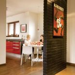 Ściana z surowej cegły pomalowana na czarno.