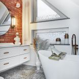 ściana z czerwonej cegły w łazience