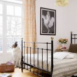 Ściane przy łóżku zdobi fotografia przedstawiająca Marilyn Monroe.