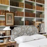 Ścianę za wezgłowiem łózka zajęła imponująca biblioteka. Na półkach - jak a antykwariusza przystało - same wiekowe woluminy.