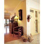 Ścianę zdobi fresk. W angielskim stylu