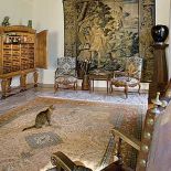 Ściane zdobi piękny gobelin. Rezydencja strojna w antyki