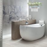 Ścianka obok wanny wyłożona jest mozaiką, ale nie drewnianą, tylko gresową. Kolekcja Livingstone w cenie 44,9 zł za sztukę,