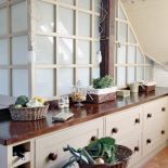 Ścianki z mlecznego szkła tworzą świetlik.