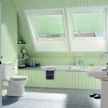 Ściany i rolety w tym samym kolorze. VELUX