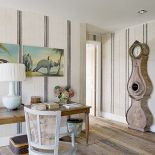 Ściany obite są lnem, na podłogę trafiły dąb i kasztan z odzysku.