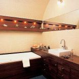 Ściany pokryte mozaiką i śródziemnomorskie dekoracje.