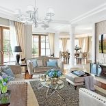 Ściany pomalowane farbą ceramiczną, odbijają światło, błyszczą też welurowe obicia mebli i jedwabny dywan. Stoliki