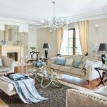 Ściany pomalowane farbą ceramiczną, odbijają światło, błyszczą też welurowe obicia mebli i jedwabny dywan. Stoliki