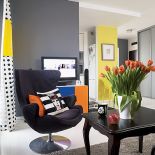 Ściany pomalowane są na żółto, biało i szaro.