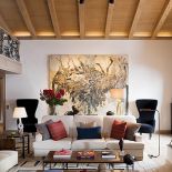 Ściany są częściowo otynkowane, zupełnie inaczej niż w typowym chalecie, gdzie na ścianach musi być drewno.