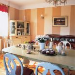 Ściany w jadalni zdobią szerokie pasy.