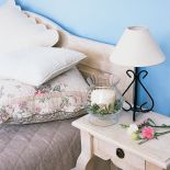 Ściany w kolorze prowansalskiego nieba i delikatne beże - naturalnego drewna i lnu.