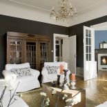 Ściany w kolorze zdecydowanej szarości, a na niej grafika Agnieszki Grochowskiej.