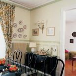 ściany w pastelowych kolorach są dobrym tlem dla czarnych mebli w jadalni.