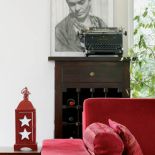 Ściany w salonie zdobią fotografie Fridy.