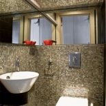 Ściany wyłożono mozaiką. Loft z koronkami